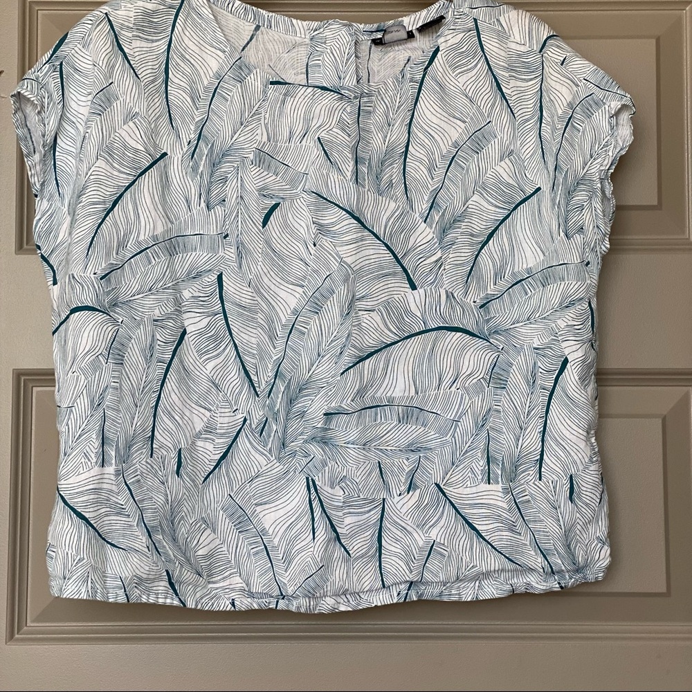 Tahari 100% Linen Tropical Palm Leaf boxy relaxed top with button detail, Small